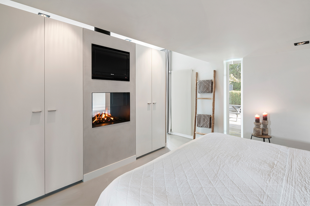 Slaapkamer met Boley gashaard als ruimteverdeler tussen badkamer en slaapkamer #interieur #slaapkamer #haard #designhaard #boley