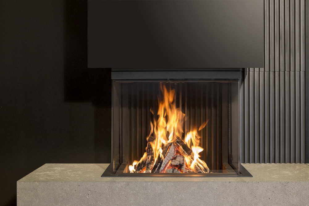 3-zijdige gesloten houthaard Heat Pure 66 van Kal-Fire met vrij zicht op het vuur dooradt geen enkel technisch onderdeel zichtbaar is in de ruiten.