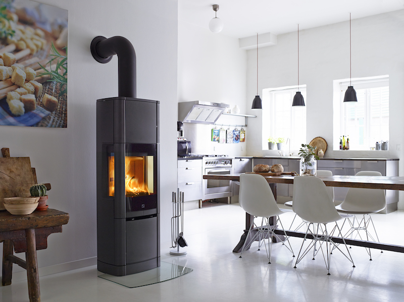 Keuken met Scandinavisch design en hoge Deense houtkachel Scan 65 met Heat Storage system