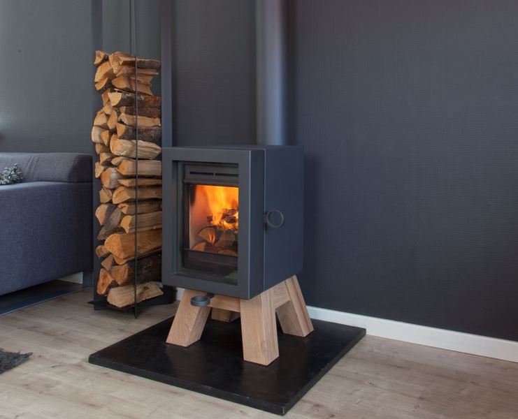 Stoer! Oak houtkachel op houten poot via wanders Fires & Stoves